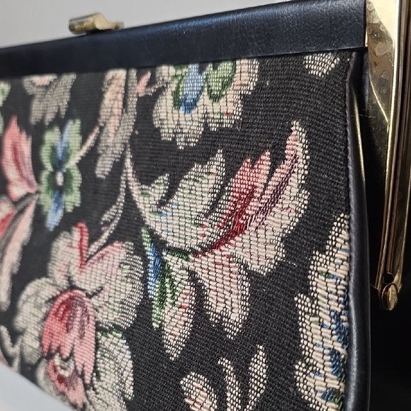 Vintage 60S Floral Tapestry Handbag with black Trim & Gold Frame – Elegant bag - Picture 3 of 10